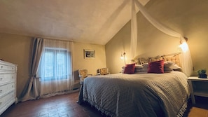 8 bedrooms, free WiFi, bed sheets - TERRACQUA--an oasis of peace in the Tuscan hills (Chiusi)