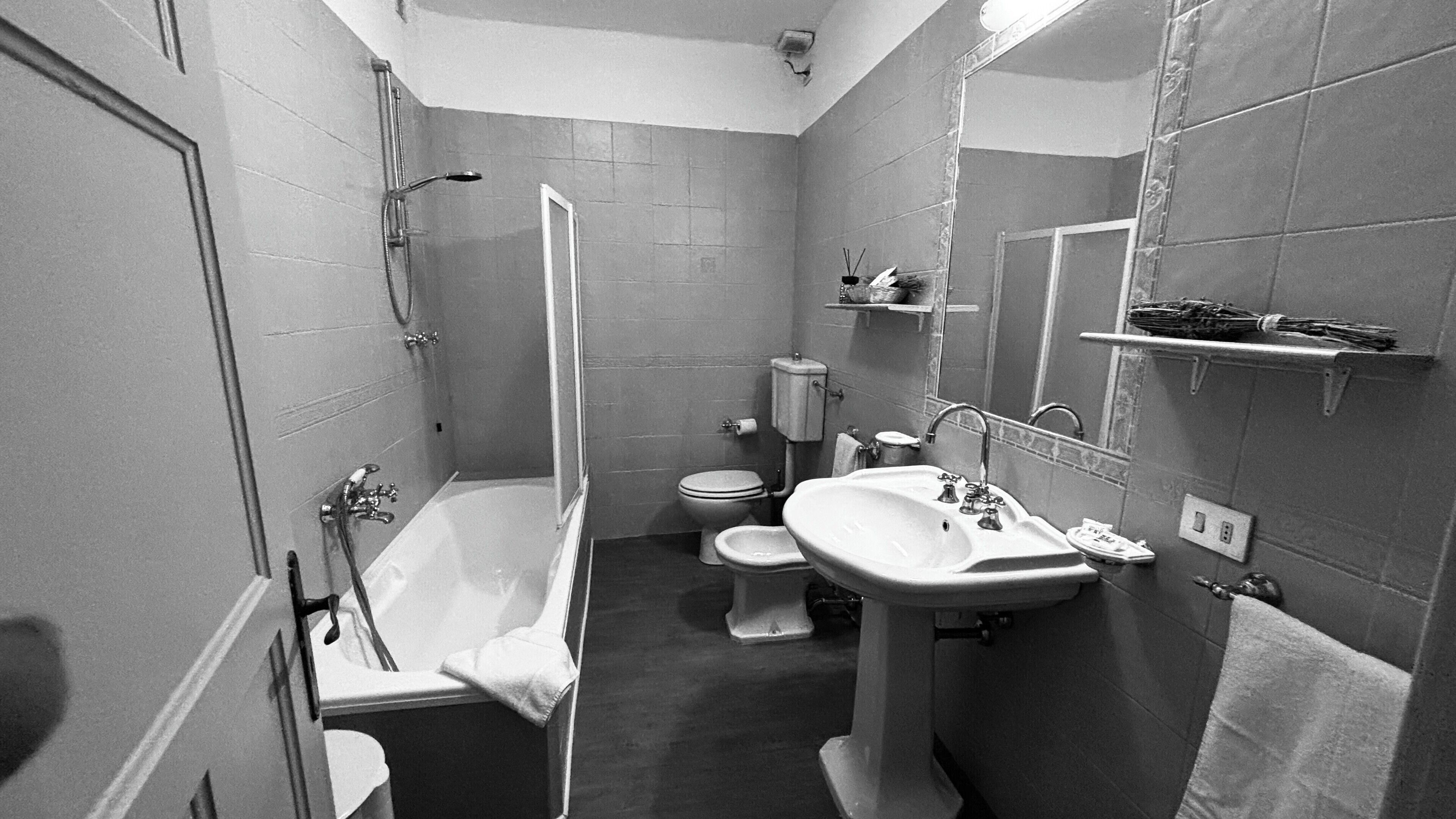 Une petite salle de bain comprenant une baignoire, des toilettes et un lavabo.
