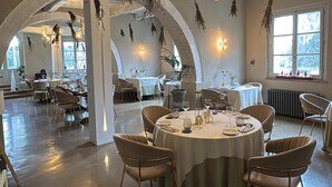 A spacious dining area with round tables, arched ceilings, and hanging light fixtures. - TERRACQUA--an oasis of peace in the Tuscan hills (Chiusi)