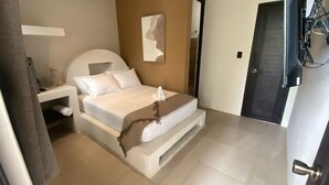 Una camera da letto moderna con un letto, un comodino e un'opera d'arte appesa al muro.