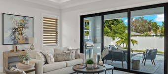 Luxury Suites: Pool:Fast Internet: Close to Beach