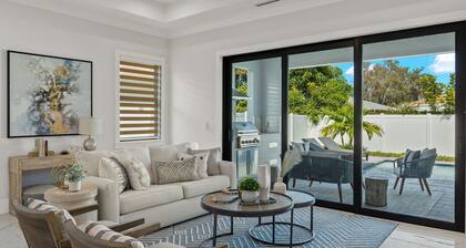 Luxury Suites: Pool:Fast Internet: Close to Beach