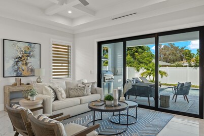 Luxury Suites: Pool:Fast Internet: Close to Beach