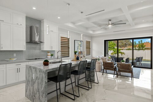 Luxury Suites: Pool:Fast Internet: Close to Beach