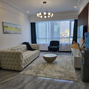 Smart TV - 2 Bedroom Grandiose Getaway Apartment with WiFi, gym and kids' play ground (Nairobi)