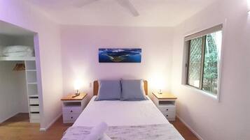 Deluxe Apartment, Non Smoking, Kitchen | Langsir/tirai gelap terus, seterika/papan seterika, Wi-fi percuma