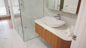 Deluxe Apartment, Non Smoking, Kitchen | Bathroom - Wallaby Hideaway (Trinity Beach)