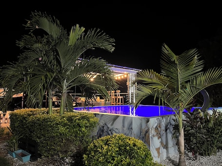 Pool. Farm with swimming pool 5 min from Hacienda Napoles Serene Mountain in Doradal