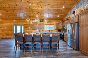 House (6 Bedrooms) | Interior
