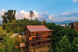 House (6 Bedrooms) | Front of property - Evergreen Echo by Avantstay Cabin w/ Mountain Views, Theater, Game Room, and Hot Tub (Gatlinburg)