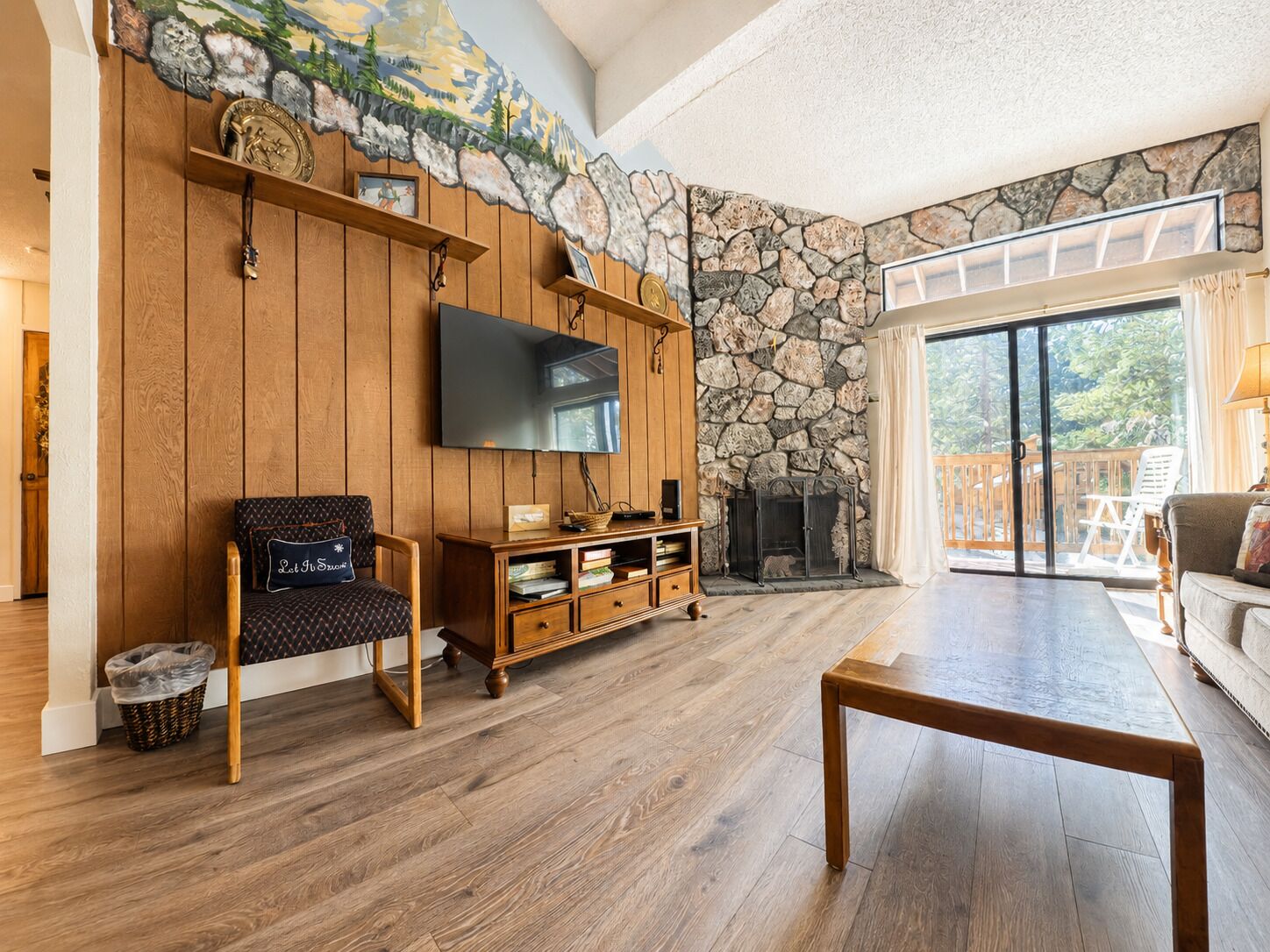 Superior Condo | Living area