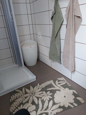 Shower, hair dryer, soap, toilet paper - Feel-good oasis for master and dog (Königsee)