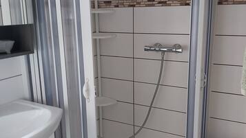 Dusche, Haartrockner, Seife, Toilettenpapier
