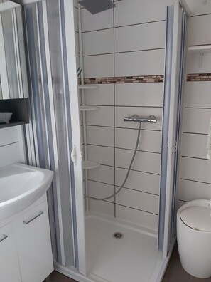 Shower, hair dryer, soap, toilet paper - Feel-good oasis for master and dog (Königsee)