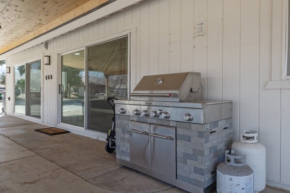Terrace/patio - Charming Private 3-bedroom farmhouse to Sequoias National Park (Exeter)