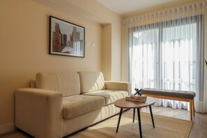 Departamento, balcón, vista a la ciudad | Área de sala de estar