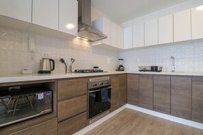 Apartment | Private kitchen | Toaster, blender, griddle, kitchen islands - Artline by Wynwood House (Lima)