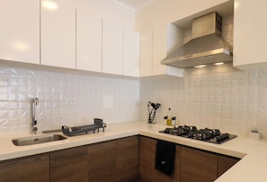Apartamento, sacada, vista para a cidade | Cozinha privada | Torradeira, liquidificador, chapa, talheres/pratos/utensílios de cozinha