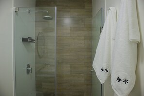 Apartment | Bathroom | Shower, free toiletries, towels, soap - Artline by Wynwood House (Lima)