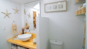 Secadora de cabello, toallas, jabón, papel de baño 
