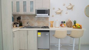 Réfrigérateur, micro-ondes, cafetière/bouilloire, bouilloire électrique