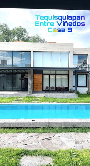 A modern two-story house with a swimming pool in front. - Among Vineyards House 9 (Tequisquiapan)