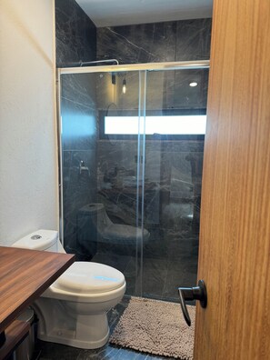 Shower, hair dryer, towels, soap - Among Vineyards House 9 (Tequisquiapan)