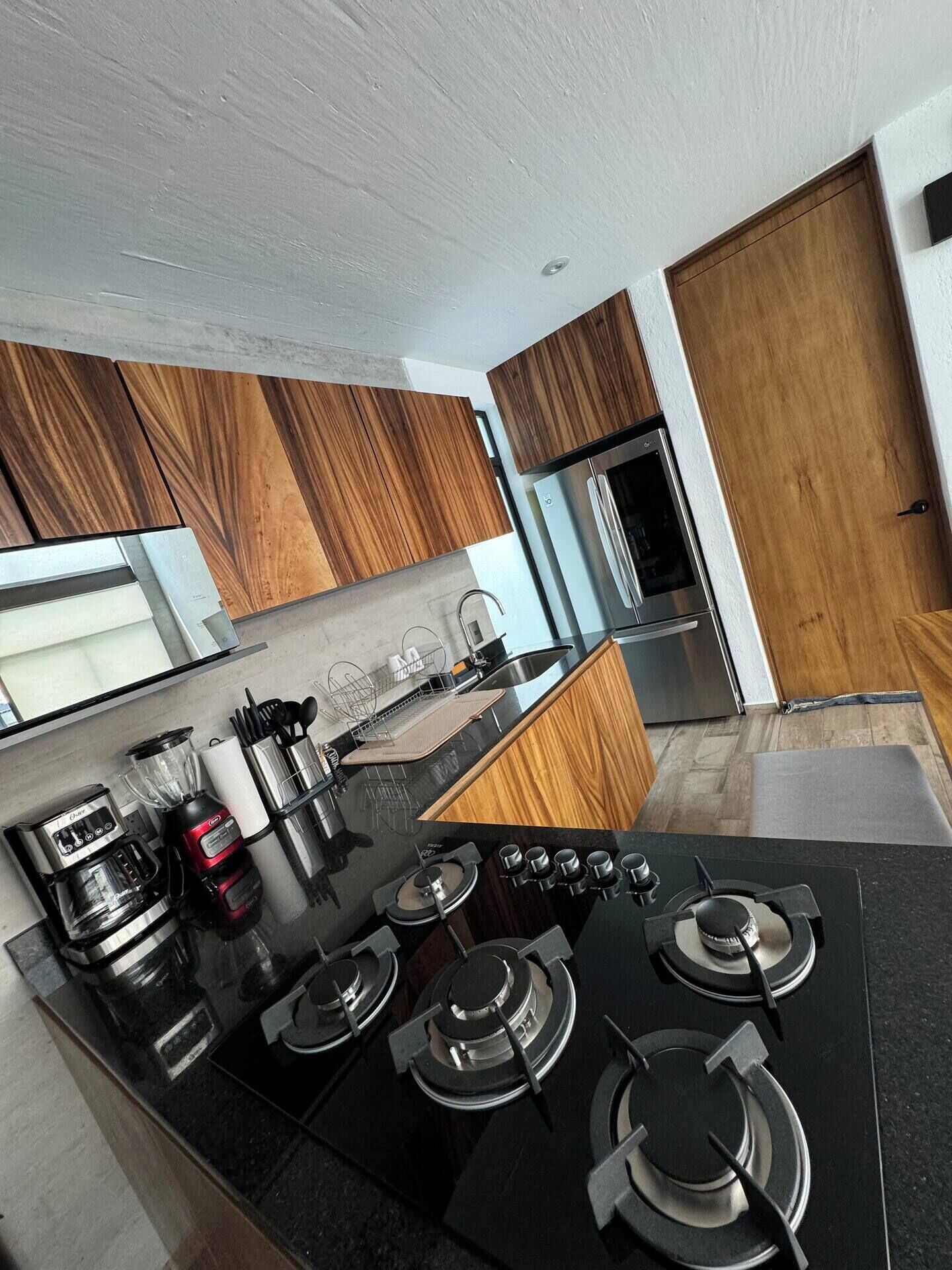 Kjøleskap, mikrobølgeovn, kaffetrakter/tekoker og kjøkkenutstyr