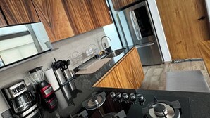 Kaffetrakter/tekoker, kjøleskap, mikrobølgeovn og kjøkkenutstyr