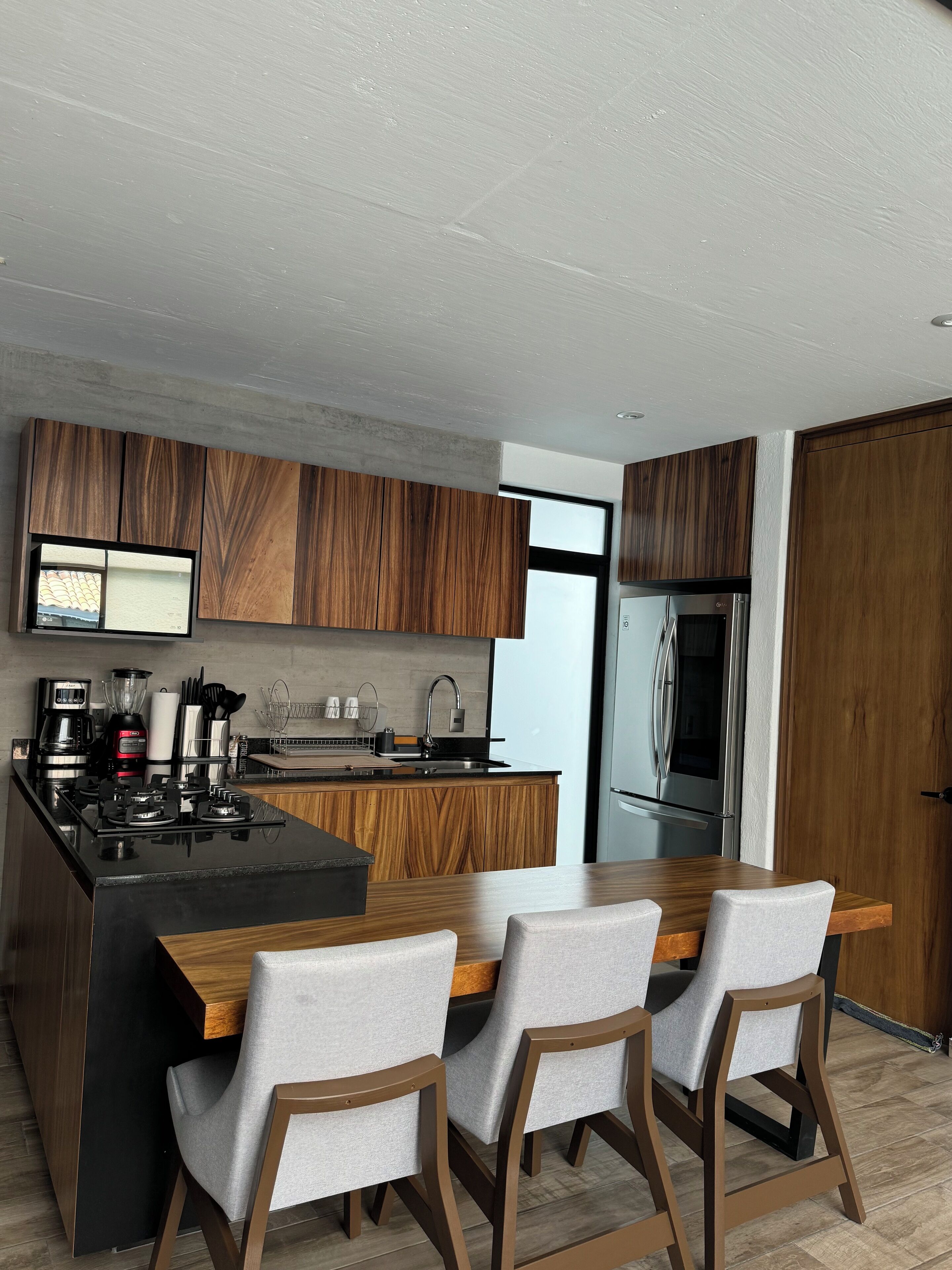 Kühlschrank, Mikrowelle, Wasserkocher mit Kaffee-/Teezubehör