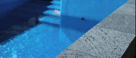 Una piscina al aire libre, una piscina climatizada