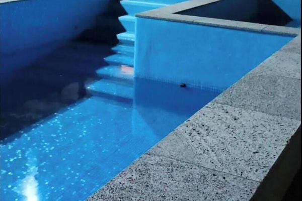 Utendørsbasseng og et oppvarmet basseng