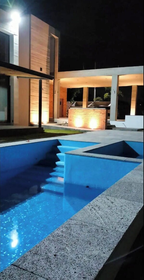 Una piscina al aire libre, una piscina climatizada