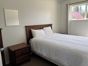 2 bedrooms, WiFi, bed sheets - Candle Lake Golf Course - Spruce Cabin (Candle Lake)