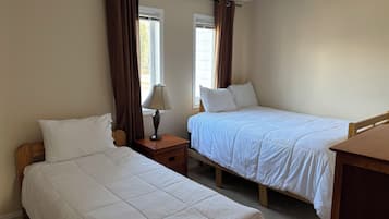 2 dormitorios, tabla de planchar con plancha, ropa de cama