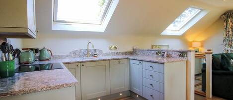 Lave-vaisselle, batterie de cuisine, vaisselle et ustensiles