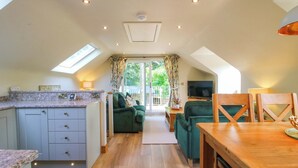 Un espacio habitable compacto con cocina, comedor y zona de estar.
