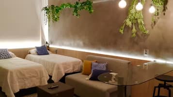 Suíte estúdio conforto | Cofres nos quartos, escrivaninha, espaço de trabalho para notebook