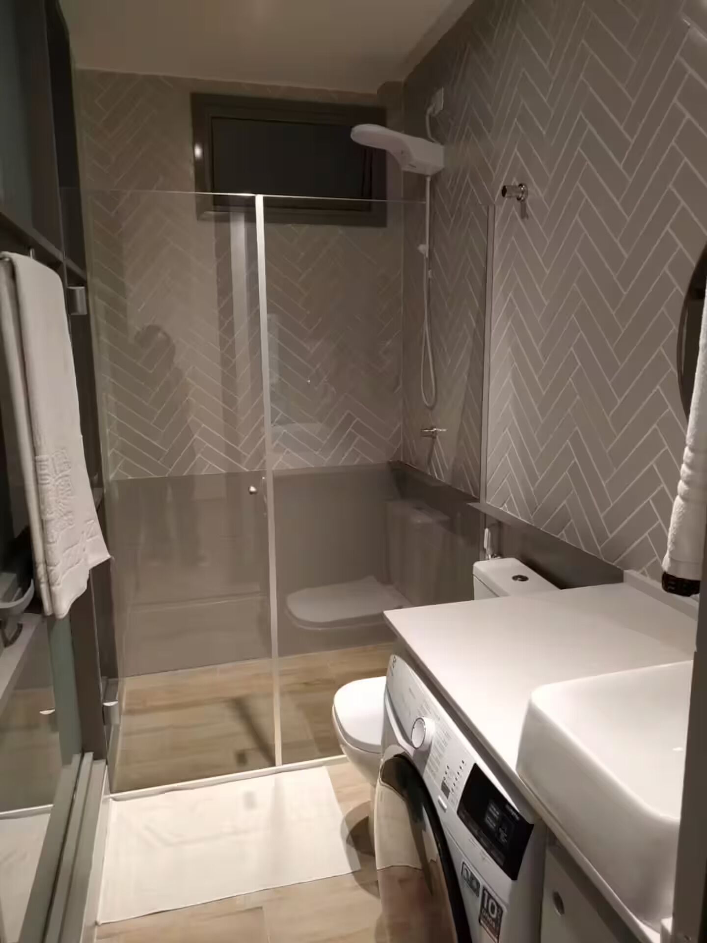 Suíte estúdio conforto | Banheiro | Chuveiro, secador de cabelo, toalhas de banho, sabonete