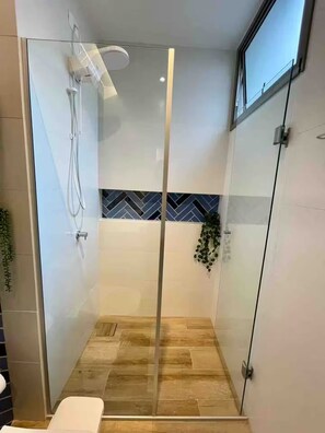 Comfort Studio, Patio | Bathroom | Shower, hair dryer, towels, soap - JK Luxury Stay (São Paulo)