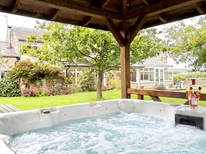 Cottage | Outdoor spa tub - Bush Nook House (Brampton)