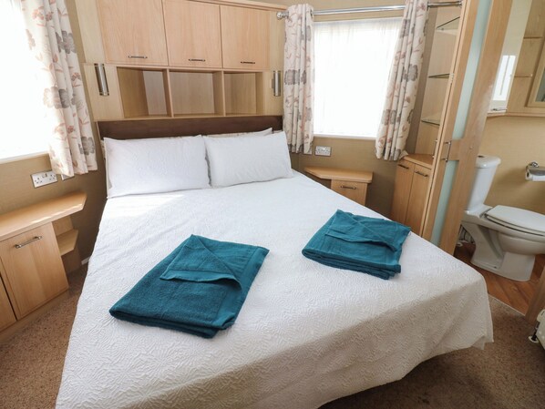 2 Schlafzimmer, individuell dekoriert, individuell eingerichtet