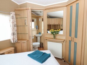 2 Schlafzimmer, individuell dekoriert, individuell eingerichtet