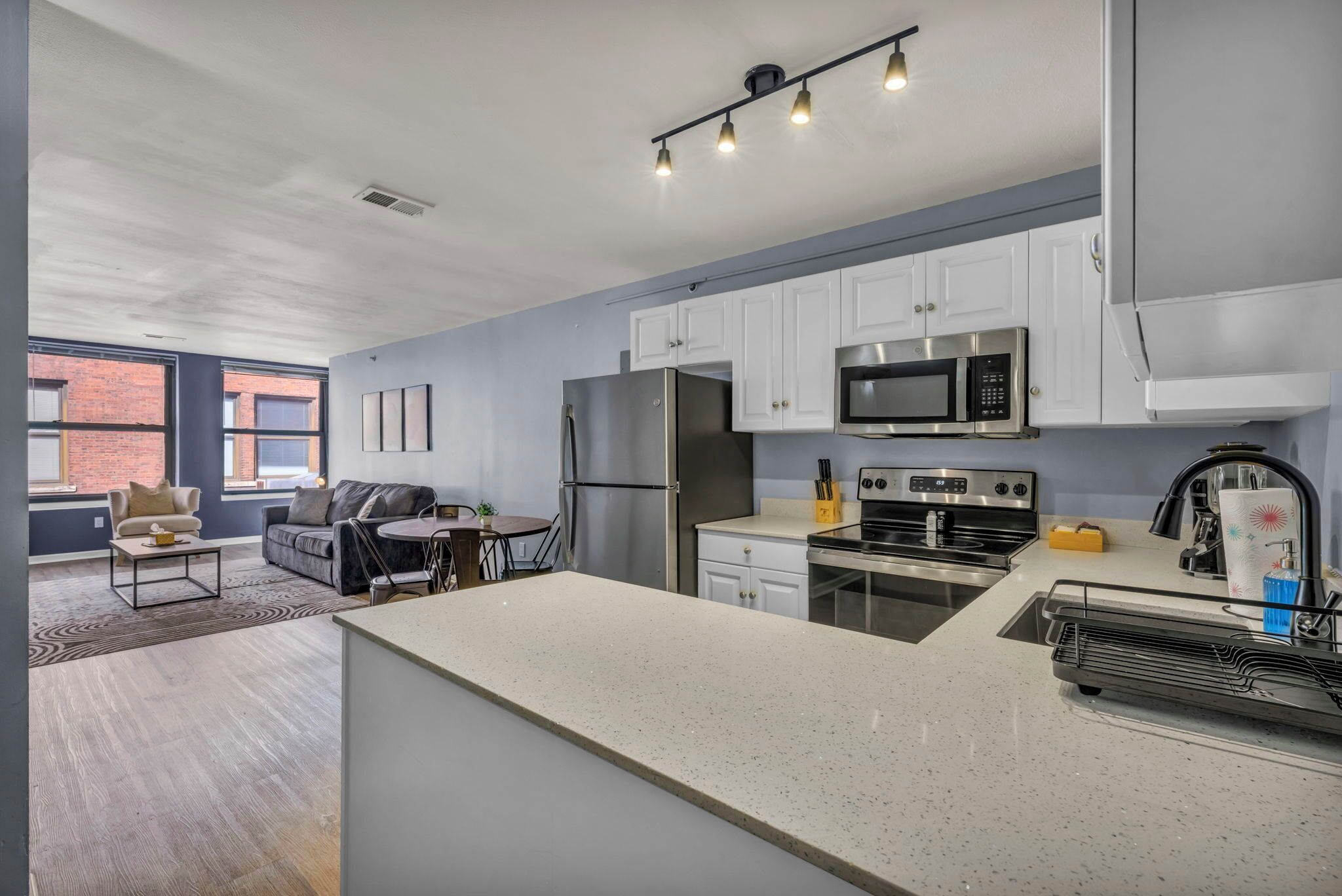 Een koelkast, een microgolfoven, een oven, een kookplaat