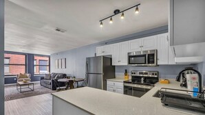 Coffee/tea maker, fridge, microwave, oven - Charming loft in lovely DT Cleveland - Free parking - Balcony - Gym (Cleveland)