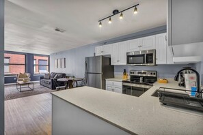 ثلاجة، ميكروويف، فرن، موقد طهي مسطح