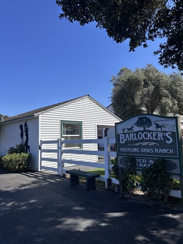 Tranquil studio with WiFi in sunny outskirts Salinas