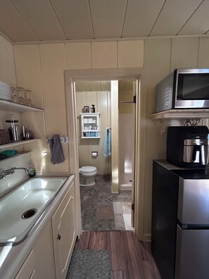 Fridge, microwave, coffee/tea maker, toaster - Tranquil studio with WiFi in sunny outskirts Salinas (Salinas)