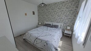 3 bedrooms, iron/ironing board, WiFi, bed sheets