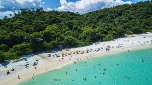 Una playa con aguas turquesas cristalinas y una orilla de arena.